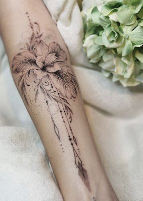 Tatouage plume avec une fleur d'hibiscus